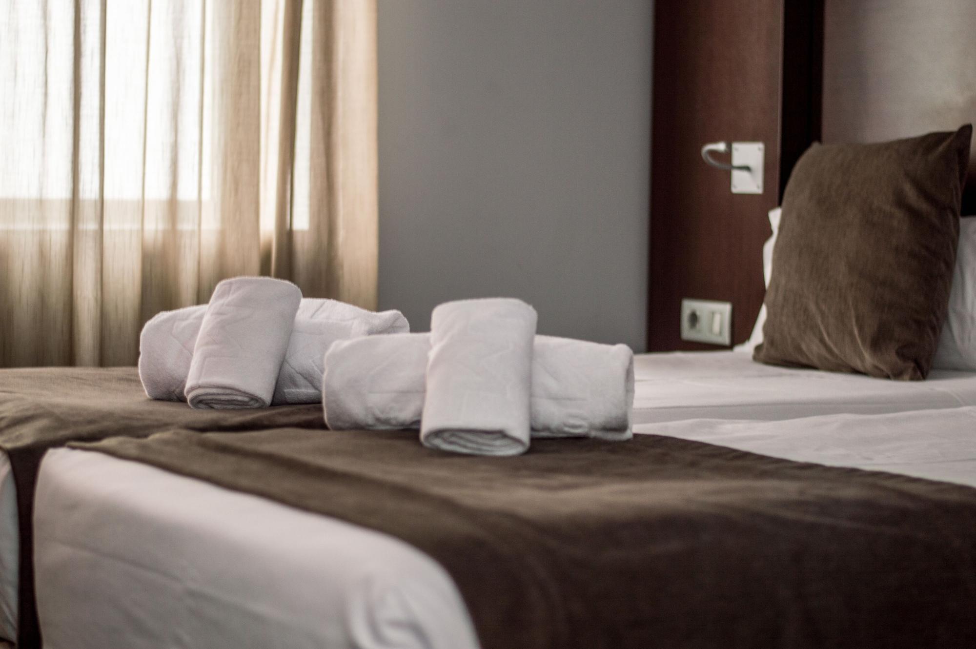 הוספיטלט דה יוברגאט Hotel Madanis Liceo מראה חיצוני תמונה