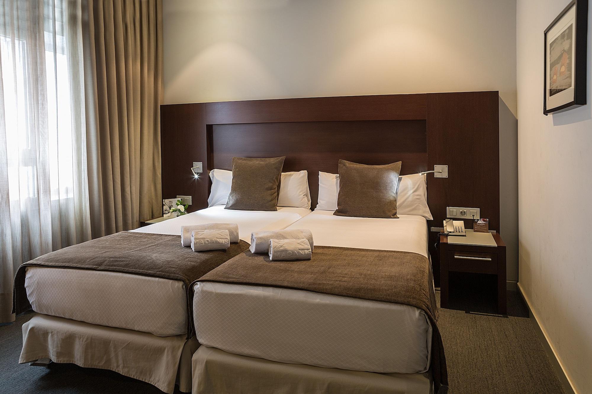 הוספיטלט דה יוברגאט Hotel Madanis Liceo מראה חיצוני תמונה