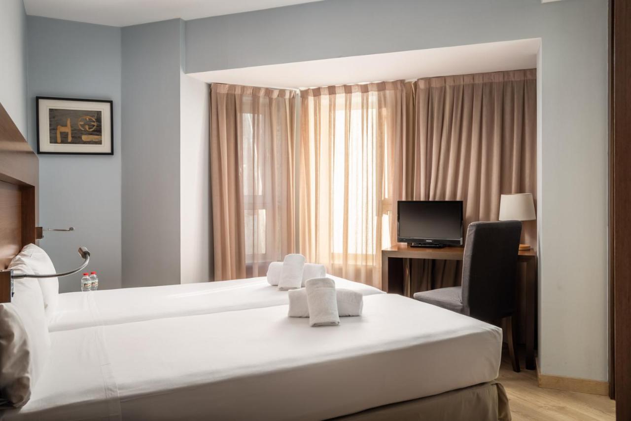 הוספיטלט דה יוברגאט Hotel Madanis Liceo מראה חיצוני תמונה