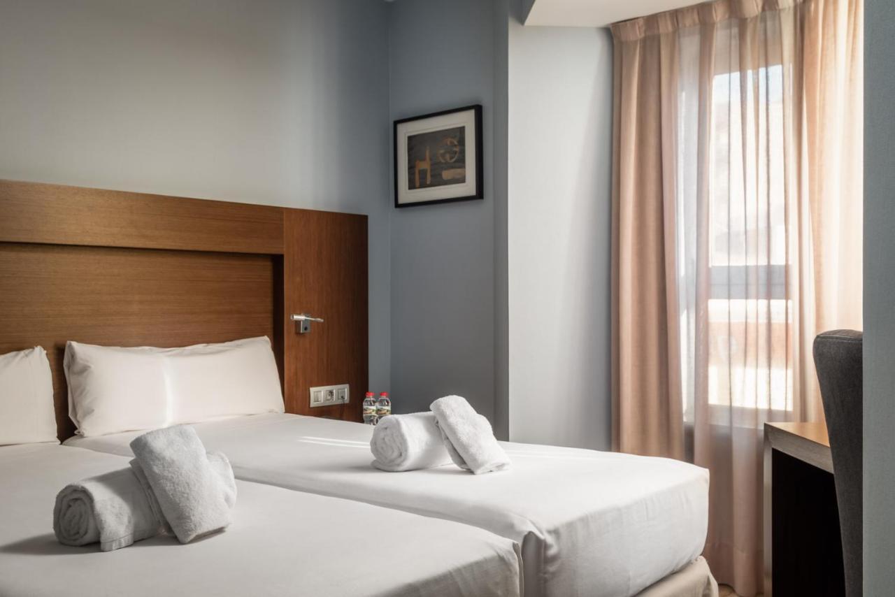 הוספיטלט דה יוברגאט Hotel Madanis Liceo מראה חיצוני תמונה