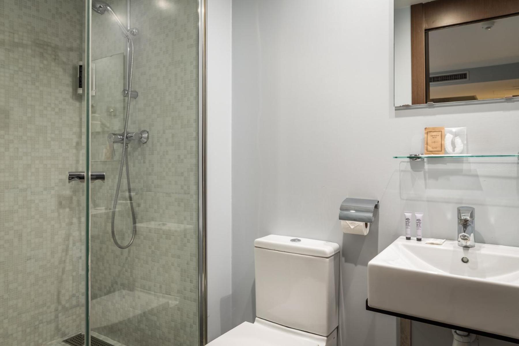 הוספיטלט דה יוברגאט Hotel Madanis Liceo מראה חיצוני תמונה
