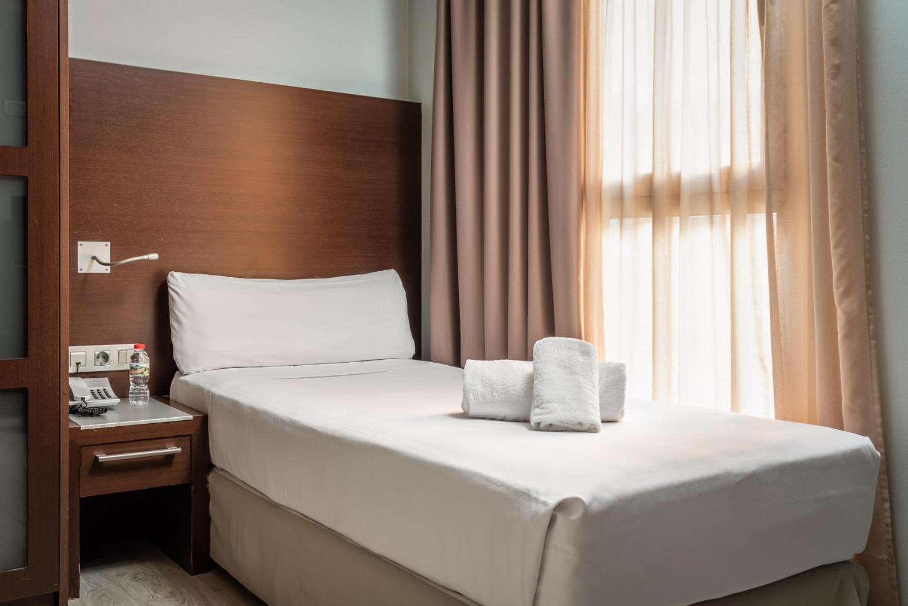 הוספיטלט דה יוברגאט Hotel Madanis Liceo מראה חיצוני תמונה
