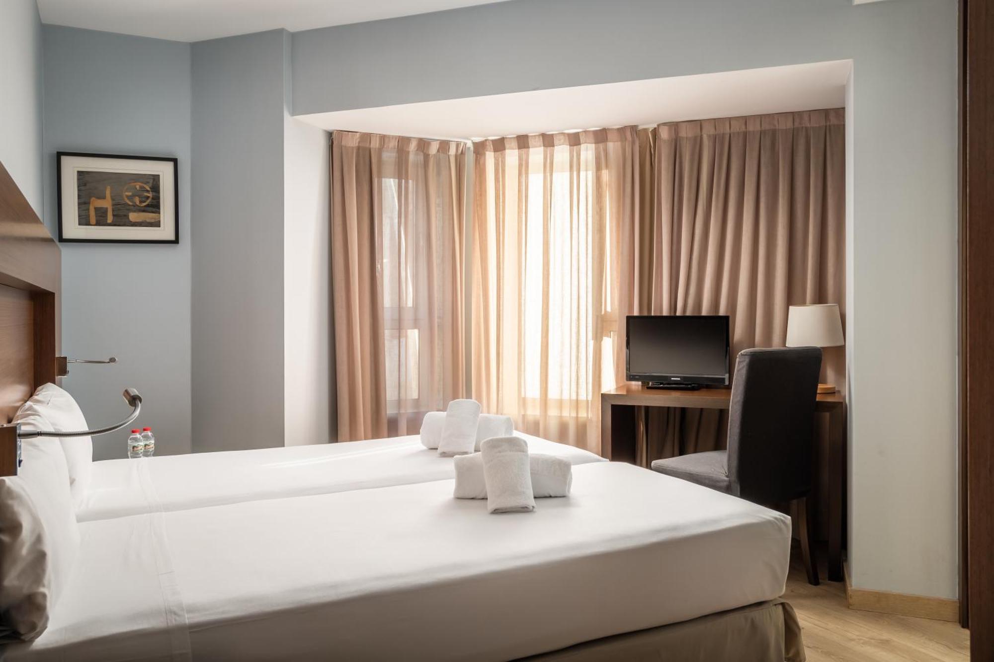 הוספיטלט דה יוברגאט Hotel Madanis Liceo מראה חיצוני תמונה