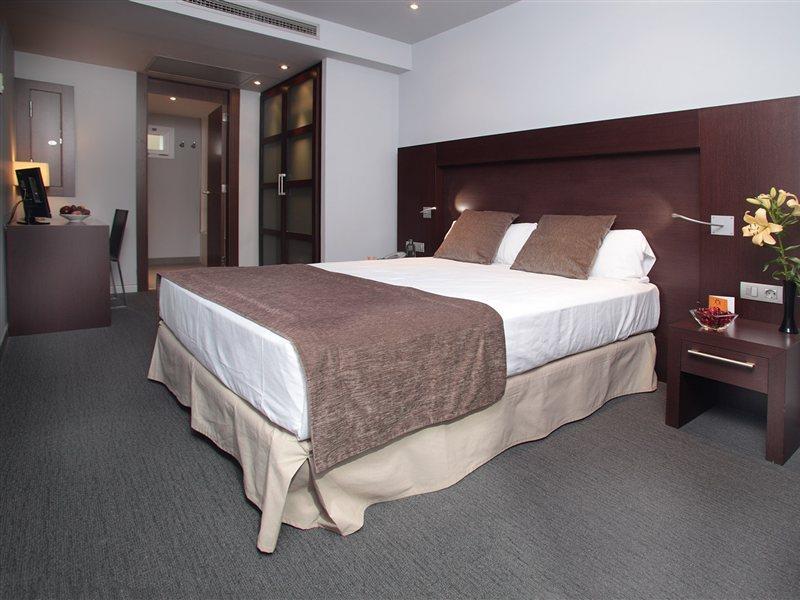 הוספיטלט דה יוברגאט Hotel Madanis Liceo מראה חיצוני תמונה