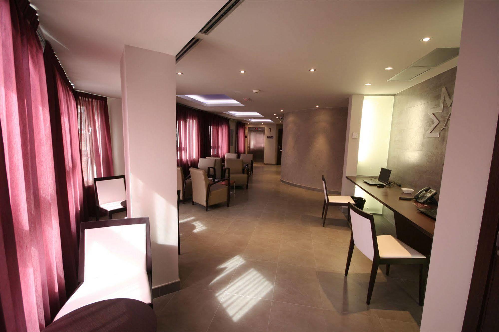 הוספיטלט דה יוברגאט Hotel Madanis Liceo מראה חיצוני תמונה