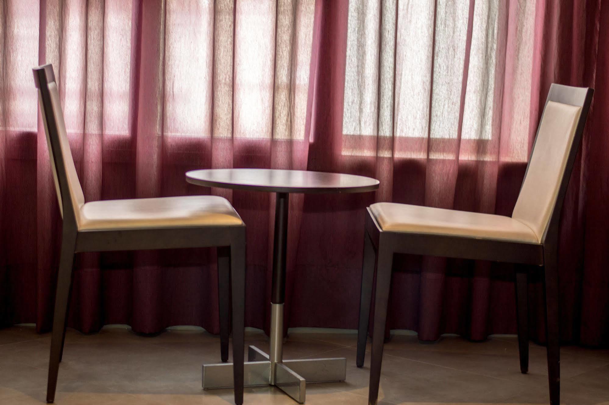 הוספיטלט דה יוברגאט Hotel Madanis Liceo מראה חיצוני תמונה
