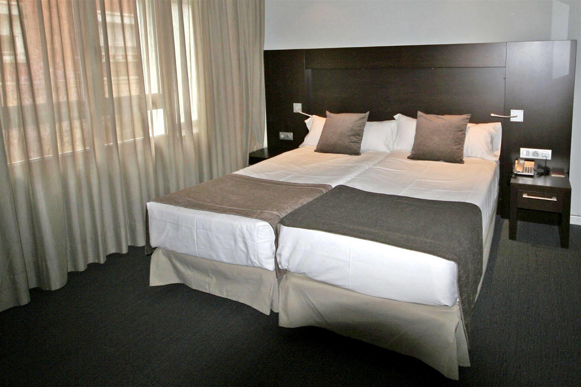 הוספיטלט דה יוברגאט Hotel Madanis Liceo מראה חיצוני תמונה